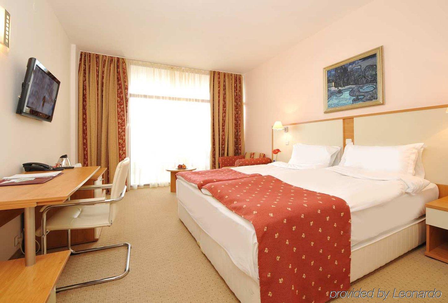 Apollo - Ultra , Pools & Free Beach, Individual Ac In Every