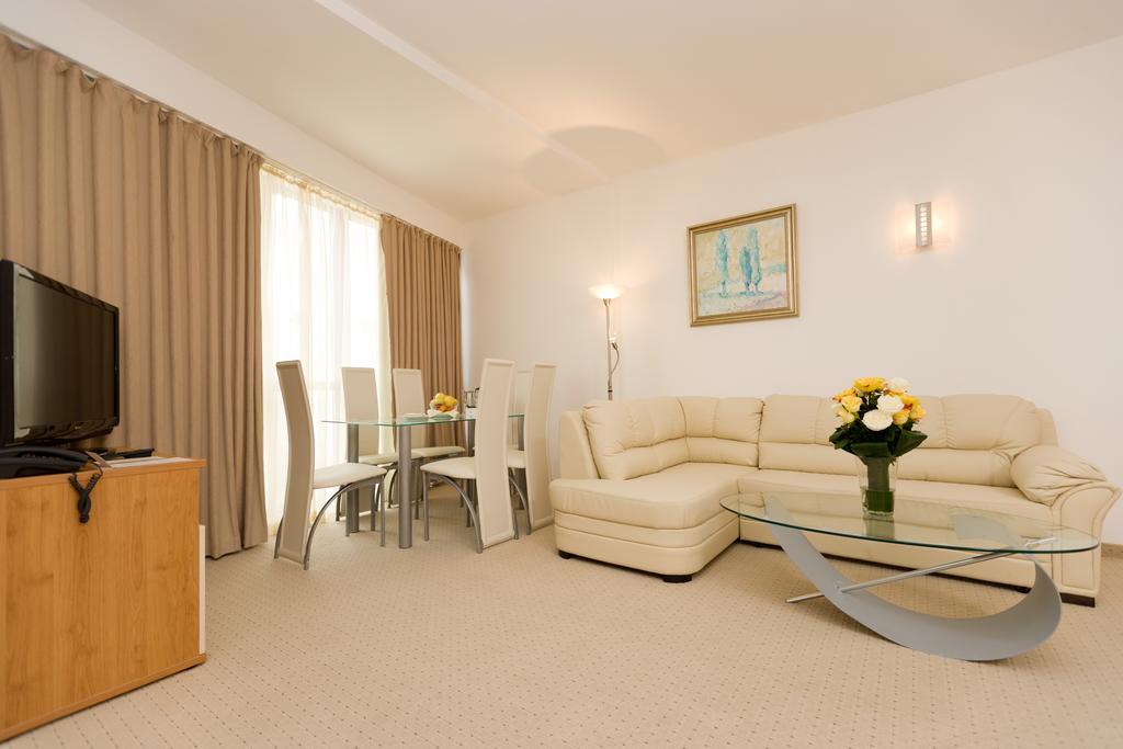 Apollo - Ultra , Pools & Free Beach, Individual Ac In Every